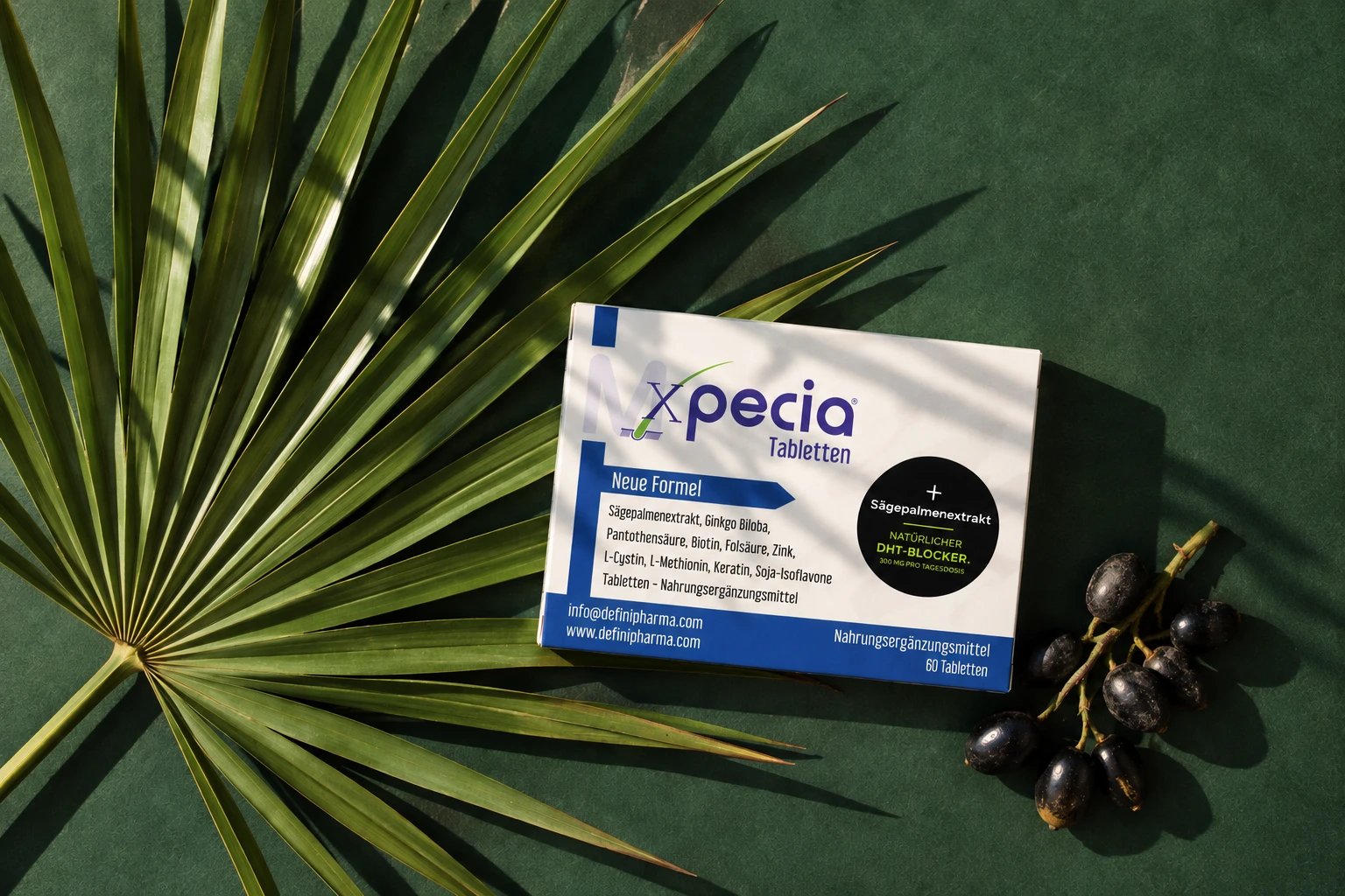 Xpecia Tabletten für Männer mit Sägepalmenblatt und dunklen Sägepalmfrüchten auf grünem Grund