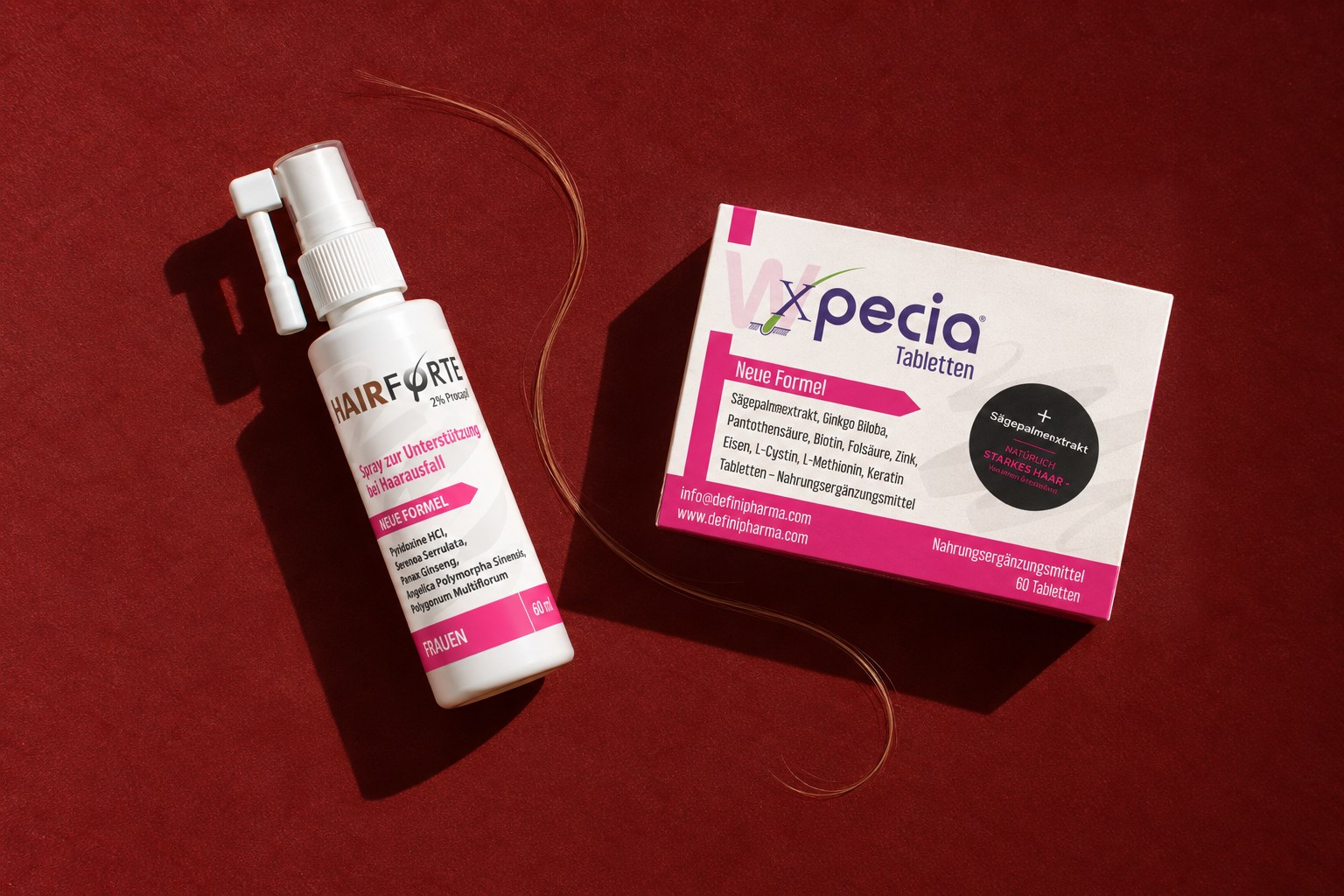 Hairforte Kopfhautspray und Xpecia Tabletten für Frauen auf Bordeaux, dazwischen ein langes Haar